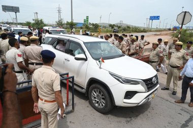 GURUGRAM INDIA 9 AĞUSTOS OP Dhankar Bharatiya Janata Partisi Başkanı Haryana ve Banwari Lal Haryana 9 Ağustos 2023 'te, Hindistan Gurugramı yakınlarındaki Nuh ilçesi köylerini ziyaret etti.