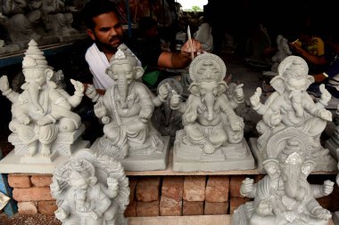 NAVI MUMBAI INDIA 8 AĞUSTOS 2023 Bir köy hamur kalem sanatçısı Hindu tanrı Ganpati putlarına son rötuşları yapıyor 8 Ağustos 2023 'te Navi Mumbai Hindistan' da Pen 'de Ganesh Chaturthi festivali öncesinde