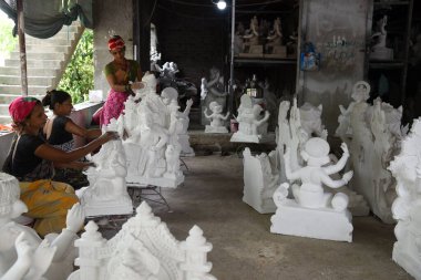 NAVI MUMBAI INDIA 8 AĞUSTOS 2023 Bir köy hamur kalem sanatçısı Hindu tanrı Ganpati putlarına son rötuşları yapıyor 8 Ağustos 2023 'te Navi Mumbai Hindistan' da Pen 'de Ganesh Chaturthi festivali öncesinde