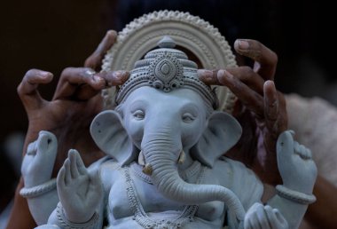 MUMBAI INDIA 8 AĞUSTOS 2023 Trimurti Stüdyosu 'ndan bir zanaatkar, 8 Ağustos 2023' te Aşağı Parel 'deki Ganesh Chaturthi festivali öncesinde Hindu tanrı Ganesha' nın heykelinin üzerinde çalışıyor. Fotoğraf: Anshuman Poyrekar 