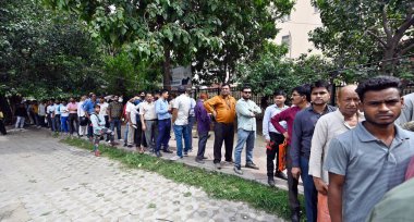 NEW DELHI INDIA 8 AĞUSTOS 2023 İnsanlar 8 Ağustos 2023 'te Sanjeev Verma Hindustan Times tarafından Yeni Delhi' de Krishi Bhavan 'ın dışındaki NCCF Mobile Van' dan indirimli fiyata domates almak için uzun kuyrukta bekliyorlar.