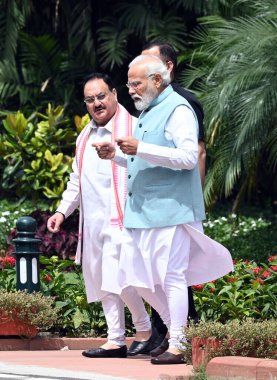 NEW DELHI INDIA 8 AĞUSTOS 2023 Başbakan Narendra Modi ve BJP Başkanı JP Nadda, 8 Ağustos 2023 tarihinde Parlamento Kütüphanesi Meclis Binası 'nda yapılan BJP Meclis Toplantısı sonrasında ayrıldılar.