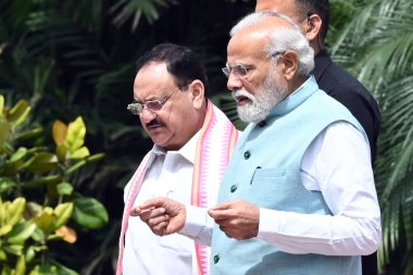 NEW DELHI INDIA 8 AĞUSTOS 2023 Başbakan Narendra Modi ve BJP Başkanı JP Nadda, 8 Ağustos 2023 tarihinde Parlamento Kütüphanesi Meclis Binası 'nda yapılan BJP Meclis Toplantısı sonrasında ayrıldılar.