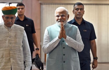 NEW DELHI INDIA AĞUSTOS 8 AĞUSTOS 2023 Başbakan Narendra Modi ve Birlik Bakanı Arjun Ram Meghwal, 8 Ağustos 2023 tarihinde Parlamento Kütüphanesi Parlamento Meclis Binası 'nda yapılacak BJP Meclis Toplantısına katılmak için geldiler.