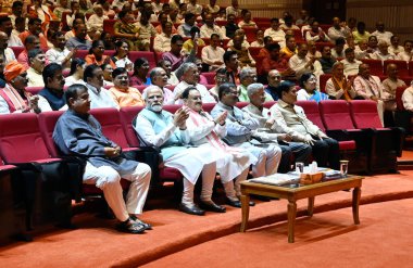 NEW DELHI INDIA 8 AĞUSTOS 2023 Başbakan Narendra Modi, 8 Ağustos 2023 tarihinde parlamento kütüphane binasında yapılan BJP Meclis Toplantısı sırasında BJP Ulusal Başkanı JP Nadda ile görüştü. 