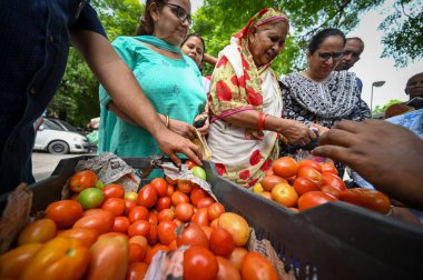 NEW DELHI INDIA 8 AĞUSTOS 2023 İnsanlar Sanchit Khanna Hindustan Times tarafından Yeni Delhi 'de 8 Ağustos 2023 tarihinde NCUI Kompleksi Hauz Khas' ta indirimli fiyatlarla Merkez Hükümet tarafından işletilen mobil bir Vans 'tan domates alırken görüldü.