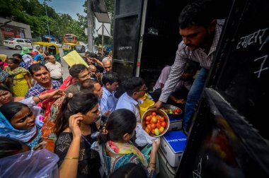 NEW DELHI INDIA 8 AĞUSTOS 2023 İnsanlar 8 Ağustos 2023 tarihinde Krishi Bhavan 'ın dışında NCCF Mobil Van' dan indirimli bir oranda domates satın alır Ulusal İşbirliği Federasyonu NCCF ve ulusal tarım kooperatifi