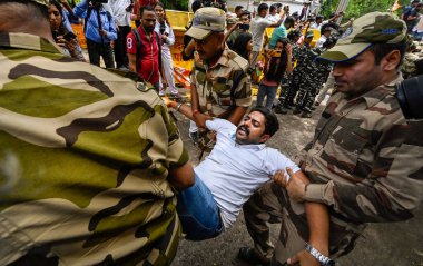YENİ DELHI INDIA 8 AĞUSTOS 2023 Hindistan Gençlik Kongresi üyeleri Manipur 'daki şiddet enflasyonu ve Jantar Mantar' da 8 Ağustos 2023 tarihinde yapılan protesto sırasında Delhi Polisi tarafından gözaltına alındı. Fotoğraf: Raj K Raj Hindusta