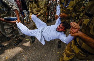 YENİ DELHI INDIA 8 AĞUSTOS 2023 Hindistan Gençlik Kongresi üyeleri Manipur 'daki şiddet enflasyonu ve Jantar Mantar' da 8 Ağustos 2023 tarihinde yapılan protesto sırasında Delhi Polisi tarafından gözaltına alındı. Fotoğraf: Raj K Raj Hindusta