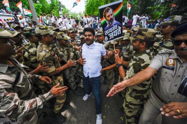 YENİ DELHI INDIA 8 AĞUSTOS 2023 Hindistan Gençlik Kongresi üyeleri Manipur 'daki şiddet enflasyonu ve Jantar Mantar' da 8 Ağustos 2023 tarihinde yapılan protesto sırasında Delhi Polisi tarafından gözaltına alındı. Fotoğraf: Raj K Raj Hindusta