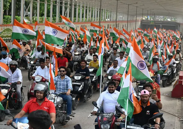 YENİ DELHI INDIA 11 AĞUSTOS 2023 Pragati Meydan 'dan Binbaşı Dhyan Chand Stadyumları' nın 1 numaralı kapısına kadar milletvekillerinin Har Ghar Tiranga 'daki bisiklet mitingine Har Ghar Tiranga' nın vatandaşlarını Tricolor 'e katılmaya teşvik etmek amacıyla katıldılar.