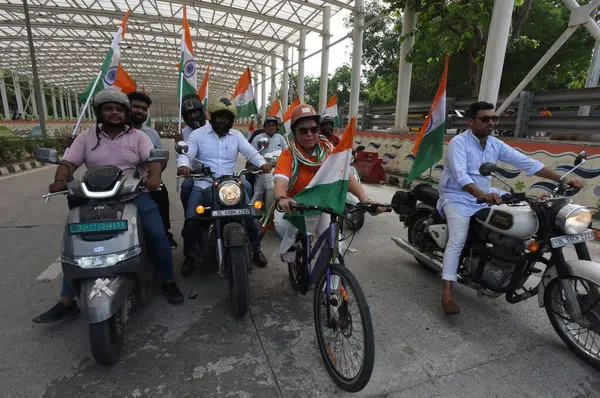 NEW DELHI INDIA 11 AĞUSTOS 2023 Dışişleri ve Kültür Bakanı Meenakshi Lekhi Pragati Meydan 'da milletvekillerinin Har Ghar Tiranga Bisiklet mitingine katıldı