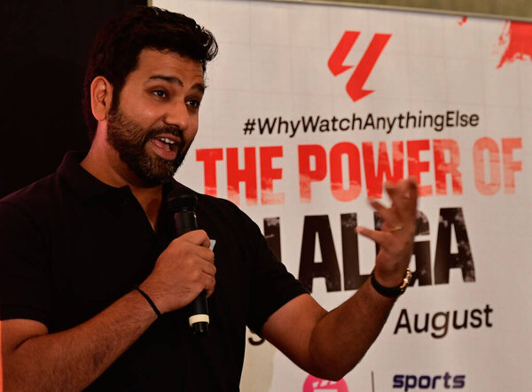 Мумбаи Индия 10 августа 2023 года Капитан сборной Индии по крикету и посол LALIGA Рохит Шарма выступает во время объявления спортивного сезона LALIGA EA во дворце Тадж в Мумбаи Индия в четверг 10 августа 2023 года Фото Аншумана Пойрекара Хиндустан Таймс