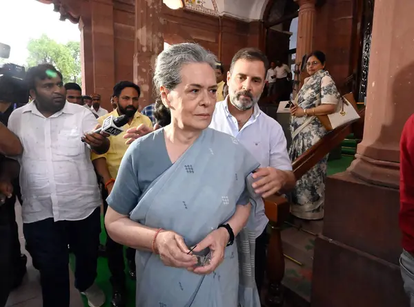 NEW DELHI INDIA 10 AĞUSTOS 10 2023 Kongre milletvekilleri Sonia Gandhi ve Rahul Gandhi, muhalefet milletvekilleri Başbakan Narendra Modis 'in Güvensizlik Hareketi' yle ilgili tartışmalara yanıt olarak Lok Sabha 'dan grev düzenledikten sonra Meclis binasını terk ettiler.