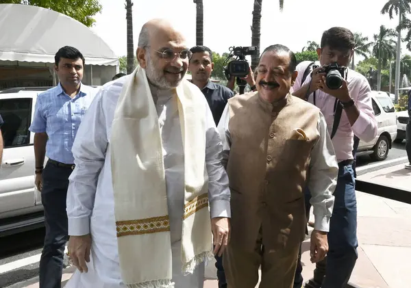 NEW DELHI INDIA 10 AĞUSTOS 2023 İçişleri Bakanı Amit Şah ve Jitendra Singh 10 Ağustos 2023 tarihinde Yeni Delhi 'de parlamento binasında toplandılar. Fotoğraf Sanjeev Verma Hindustan Times