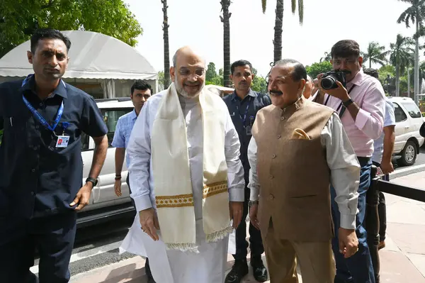 NEW DELHI INDIA 10 AĞUSTOS 2023 İçişleri Bakanı Amit Şah ve Jitendra Singh 10 Ağustos 2023 tarihinde Yeni Delhi 'de parlamento binasında toplandılar. Fotoğraf Sanjeev Verma Hindustan Times