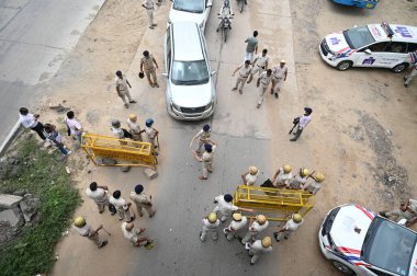 Gurugram Hindistan 'da 8 Ağustos 2023 tarihinde Rojka Meo yakınlarındaki Sohna Nuh yolunda konuşlandırılan GURUGRAM INDIA 8 AĞUSTOS Haryana polis personeli, geçen Pazartesi günü düzenlenen geçit törenine düzenlenen saldırı, Nuh' da toplumsal çatışmalara yol açmıştı. 