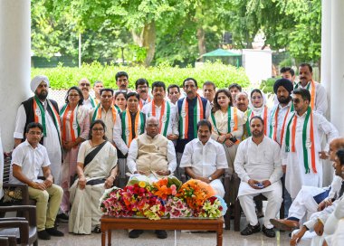 NEW DELHI INDIA 7 AĞUSTOS 2023 Jammu ve Kashmir 'in seçkin kişilikleri ve siyasi liderleri 7 Ağustos 2023' te Yeni Delhi Hindistan 'daki evinde Kongre Başkanı Mallikarjun Kharge' nin huzurunda kongreye katıldı.