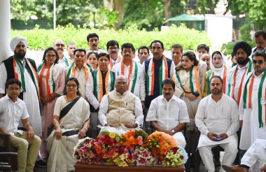 NEW DELHI INDIA 7 AĞUSTOS 2023 Jammu ve Kashmir 'in seçkin kişilikleri ve siyasi liderleri 7 Ağustos 2023' te Yeni Delhi Hindistan 'daki evinde Kongre Başkanı Mallikarjun Kharge' nin huzurunda kongreye katıldı.