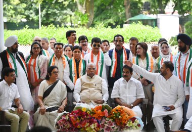 NEW DELHI INDIA 7 AĞUSTOS 2023 Jammu ve Kashmir 'in seçkin kişilikleri ve siyasi liderleri 7 Ağustos 2023' te Yeni Delhi Hindistan 'daki evinde Kongre Başkanı Mallikarjun Kharge' nin huzurunda kongreye katıldı.