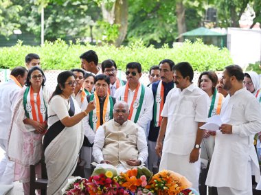 NEW DELHI INDIA 7 AĞUSTOS 2023 Jammu ve Kashmir 'in seçkin kişilikleri ve siyasi liderleri 7 Ağustos 2023' te Yeni Delhi Hindistan 'daki evinde Kongre Başkanı Mallikarjun Kharge' nin huzurunda kongreye katıldı.