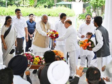 NEW DELHI INDIA 7 AĞUSTOS 2023 Jammu ve Kashmir 'in seçkin kişilikleri ve siyasi liderleri 7 Ağustos 2023' te Yeni Delhi Hindistan 'daki evinde Kongre Başkanı Mallikarjun Kharge' nin huzurunda kongreye katıldı.