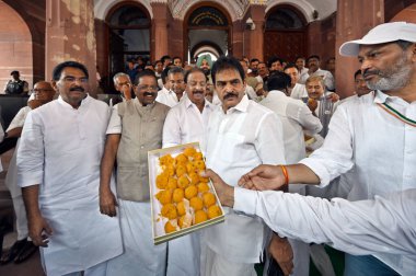 NEW DELHI INDIA 7 AĞUSTOS 2023 Muhalefet partileri Hint Ulusal Demokratik Engelliler İttifakı INDIA milletvekilleri, 7 Ağustos 2023 'teki Muson oturumu sırasında Meclis Binası' na gelen milletvekili Rahul Gandhi 'yi karşılamak üzere tatlılar dağıttılar.