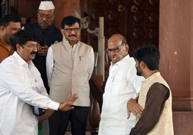 NEW DELHI INDIA 7 AĞUSTOS 2023 NCP başkanı Sharad Pawar Shiv Sena UBT milletvekili Sanjay Raut ve diğerleri ile birlikte 7 Ağustos 2023 'te Yeni Delhi Hindistan' da devam eden Muson Evi oturumunda. Fotoğraf: Sanjeev Verma Hindustan Times