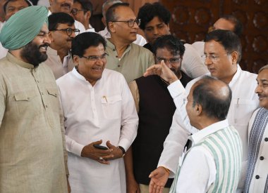 NEW DELHI INDIA 7 AĞUSTOS 2023 Kongre Üyeleri Adhir Ranjan Chowdhury ve Pramod Tiwari ile Samajwadi Partisi Milletvekili Ram Gopal Yadav Shia UBT Milletvekili Sanjay Raut ve diğer Muhalefet milletvekilleri Par milletvekili Rahul Gandhi 'yi karşılamak üzere bir araya geldiler.