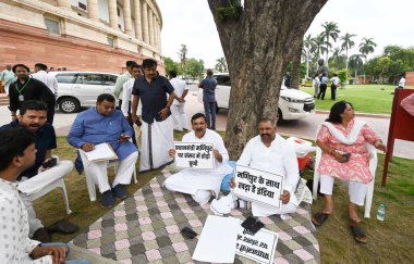 NEW DELHI INDIA 7 AĞUSTOS 2023 AAP milletvekilleri Sanjay Singh ve Sushil Kumar Rinku, 7 Ağustos 2023 'te Sanjeev Verma Hindustan Times' ın Yeni Delhi 'deki Yeni Hindistan Fotoğrafı' nda Meclis Binası binasındaki askıya alınmasına karşı düzenlenen protesto sırasında,