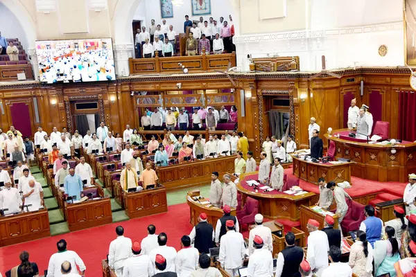 Uttar Pradesh meclisinin 7 AĞUSTOS 2023 Üyeleri, aralarında Atiq Ahmad ve Meclis Başkanı Satish Mahana 'nın son oturuşundan bu yana hayatını kaybeden kardeşi Khalid Azim Asraf' ın da yer aldığı eski milletvekillerinin ölümüne taziyelerini sundu.