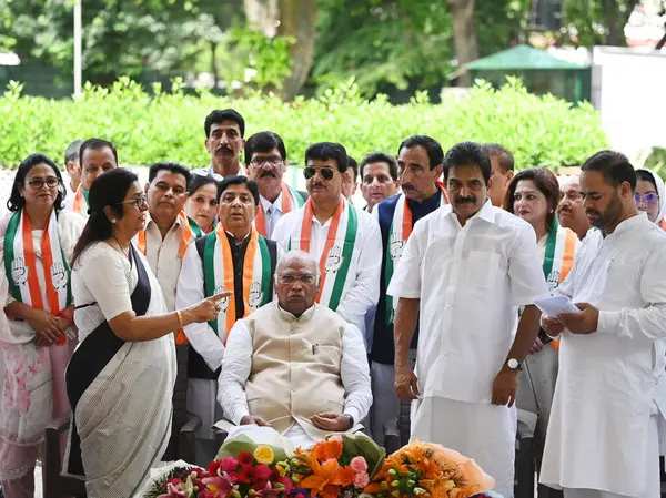 NEW DELHI INDIA 7 AĞUSTOS 2023 Jammu ve Kashmir 'in seçkin kişilikleri ve siyasi liderleri 7 Ağustos 2023' te Yeni Delhi Hindistan 'daki evinde Kongre Başkanı Mallikarjun Kharge' nin huzurunda kongreye katıldı.