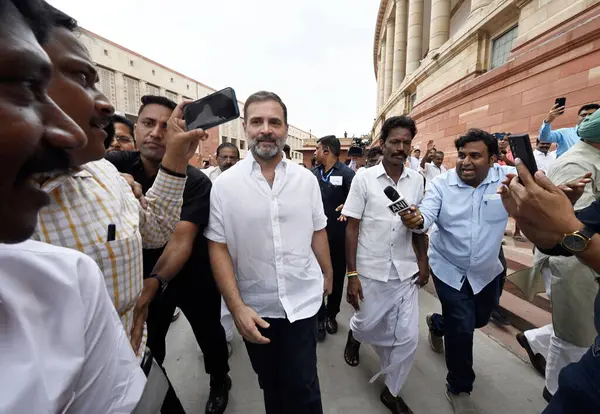 NEW DELHI INDIA 7 AĞUSTOS 2023 Kongre Üyesi Rahul Gandhi 7 Ağustos 2023 'te Yeni Delhi' deki Muson oturumu sırasında Parlamento Binası 'na geldi. 