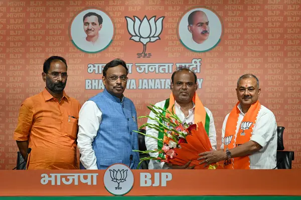 stock image NEW DELHI INDIA AUGUST 7 2023 Pramod Chandravanshi former JDU leader joins BJP in presence of Vinod Tawde BJP National General Secretary at BJP Headquarters DDU Marg on August 7 2023 in New Delhi India Photo by Sanchit Khanna Hindustan Times