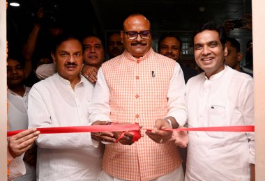 Uttar Pradesh Genel Başkan Yardımcısı Brajesh Pathak, 6 Ağustos 2023 'te Noida Hindistan' da bulunan Bölge Hastanesi 39. Bölgesel Aşı Merkezi 'nin açılışını yapmak üzere geldi. Fotoğraf Sunil Ghosh Hindustan Times 