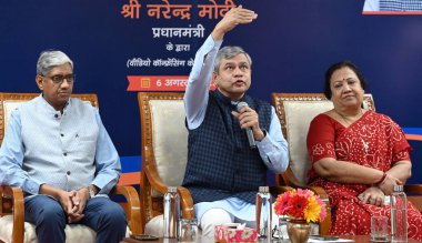 NEW DELHI INDIA AUGust 6. 2023 Union Demiryolu Bakanı Ashwini Vaishnaw ve Union MoS Demiryolları Bakanı Darshana Jardosh ve Hint Demiryolu Yönetim Kurulu Başkanı Anil Kumar Lahoti, 508 demiryolu istasyonunun yeniden inşası konulu basın toplantısında 