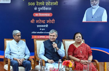 NEW DELHI INDIA AUGust 6. 2023 Union Demiryolu Bakanı Ashwini Vaishnaw ve Union MoS Demiryolları Bakanı Darshana Jardosh ve Hint Demiryolu Yönetim Kurulu Başkanı Anil Kumar Lahoti, 508 demiryolu istasyonunun yeniden inşası konulu basın toplantısında 