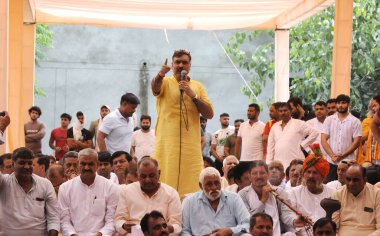 GURUGRAM INDIA 6 AĞUSTOS 2023 Hindu Samaj Panchayat köyünde yaklaşık bin köylü, 6 Ağustos 2023 'te Gurugram Hindistan Gurugram suç şubesinde, 57. bölgedeki Tighar köyünde polis operasyonuna katıldı. 