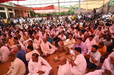 GURUGRAM INDIA 6 AĞUSTOS 2023 Hindu Samaj Panchayat köyünde yaklaşık bin köylü, 6 Ağustos 2023 'te Gurugram Hindistan Gurugram suç şubesinde, 57. bölgedeki Tighar köyünde polis operasyonuna katıldı. 