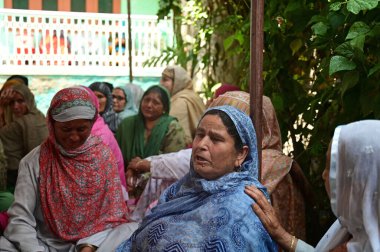 5 Ağustos 2023 'te Srinagar' ın kuzeyindeki Bandipora 'daki evinde öldürülen bir askerin annesi Waseem Ahmad Bhat, Srinagar' da öldürülen üç askerden biriydi.