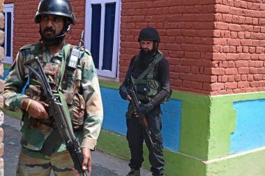 SRINAGAR INDIA 5 AĞUSTOS 2023 Ordu askerleri Waseem Ahmad Bhat 'ın evinin önünde nöbet tutuyorlar. 5 Ağustos 2023' te Srinagar 'ın kuzeyinde Srinagar' da bir ordu askeri.