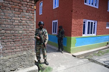 SRINAGAR INDIA 5 AĞUSTOS 2023 Ordu askerleri Waseem Ahmad Bhat 'ın evinin önünde nöbet tutuyorlar. 5 Ağustos 2023' te Srinagar 'ın kuzeyinde Srinagar' da bir ordu askeri.