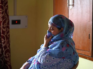 5 Ağustos 2023 'te Srinagar' ın kuzeyindeki Bandipora 'da, Srinagar' daki evinde bir çatışmada ölen asker Waseem Ahmad Bhat 'in eşi Srinagar Hindistan' da öldürülen üç asker arasında SRINAGAR INDIA 5 AUGust 2023