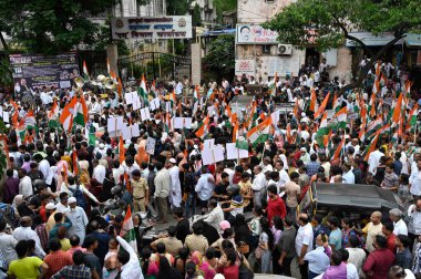MUMBAI INDIA AĞUSTOS 5 2023 Chandivali Kalina ve Kurla Kongre Komitesi, yollardaki çukurları ihmal eden ve trafiği tıkayan cahil demokratik olmayan BMC yönetimini protesto ediyor.