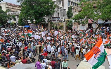 MUMBAI INDIA AĞUSTOS 5 2023 Chandivali Kalina ve Kurla Kongre Komitesi, yollardaki çukurları ihmal eden ve trafiği tıkayan cahil demokratik olmayan BMC yönetimini protesto ediyor.