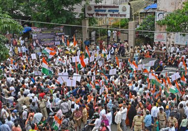 MUMBAI INDIA AĞUSTOS 5 2023 Chandivali Kalina ve Kurla Kongre Komitesi, yollardaki çukurları ihmal eden ve trafiği tıkayan cahil demokratik olmayan BMC yönetimini protesto ediyor.