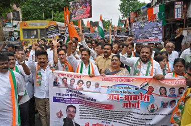 MUMBAI INDIA AĞUSTOS 5 2023 Chandivali Kalina ve Kurla Kongre Komitesi, yollardaki çukurları ihmal eden ve trafiği tıkayan cahil demokratik olmayan BMC yönetimini protesto ediyor.