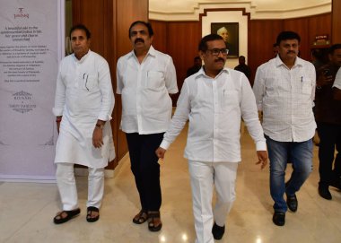 MUMBAI INDIA AUGust 5 Ağustos 2023 NCP lideri Jayant Patil ve NCP lideri Anil Deshmukh, Worli 'deki Maha Vikas Aghadi toplantısı sonrasında diğer liderlerle birlikte 5 Ağustos 2023' te Mumbai 'deki Nehru Center' da bir toplantıya başkanlık ettiler.