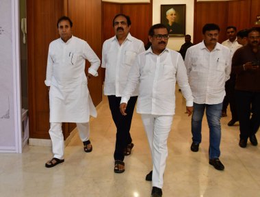 MUMBAI INDIA AUGust 5 Ağustos 2023 NCP lideri Jayant Patil ve NCP lideri Anil Deshmukh, Worli 'deki Maha Vikas Aghadi toplantısı sonrasında diğer liderlerle birlikte 5 Ağustos 2023' te Mumbai 'deki Nehru Center' da bir toplantıya başkanlık ettiler.
