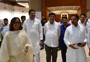 MUMBAI INDIA AUGust 5 2023 Maharashtra Kongre Başkanı Nana Pathole Kongre Başkanı Ashok Chavan ve diğer liderler Maha Vikas Aghadi 'nin 5 Ağustos 2023' te Mumbai 'de Nehru Centre' da gerçekleşen toplantısının ardından ayrıldılar.